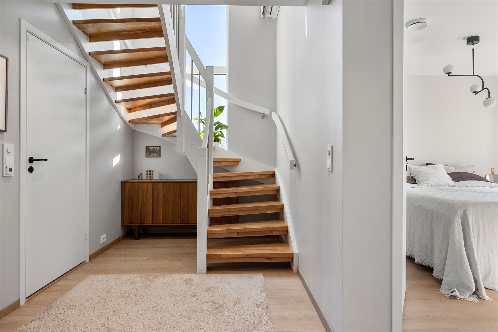 Endelig nede. Etasjen her har tre soverom, stort bad, gang med oppbevaring, vaskerom, den utvendige boden og carport. Galleribilde
