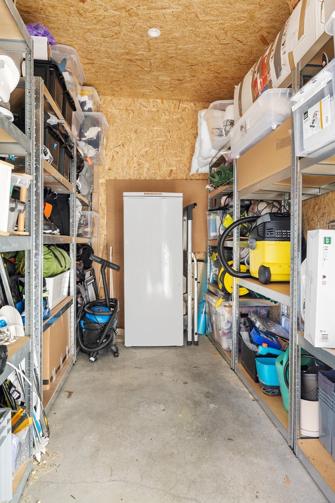 Utvendig bod med hyllesystem og plass til fryser. Galleribilde