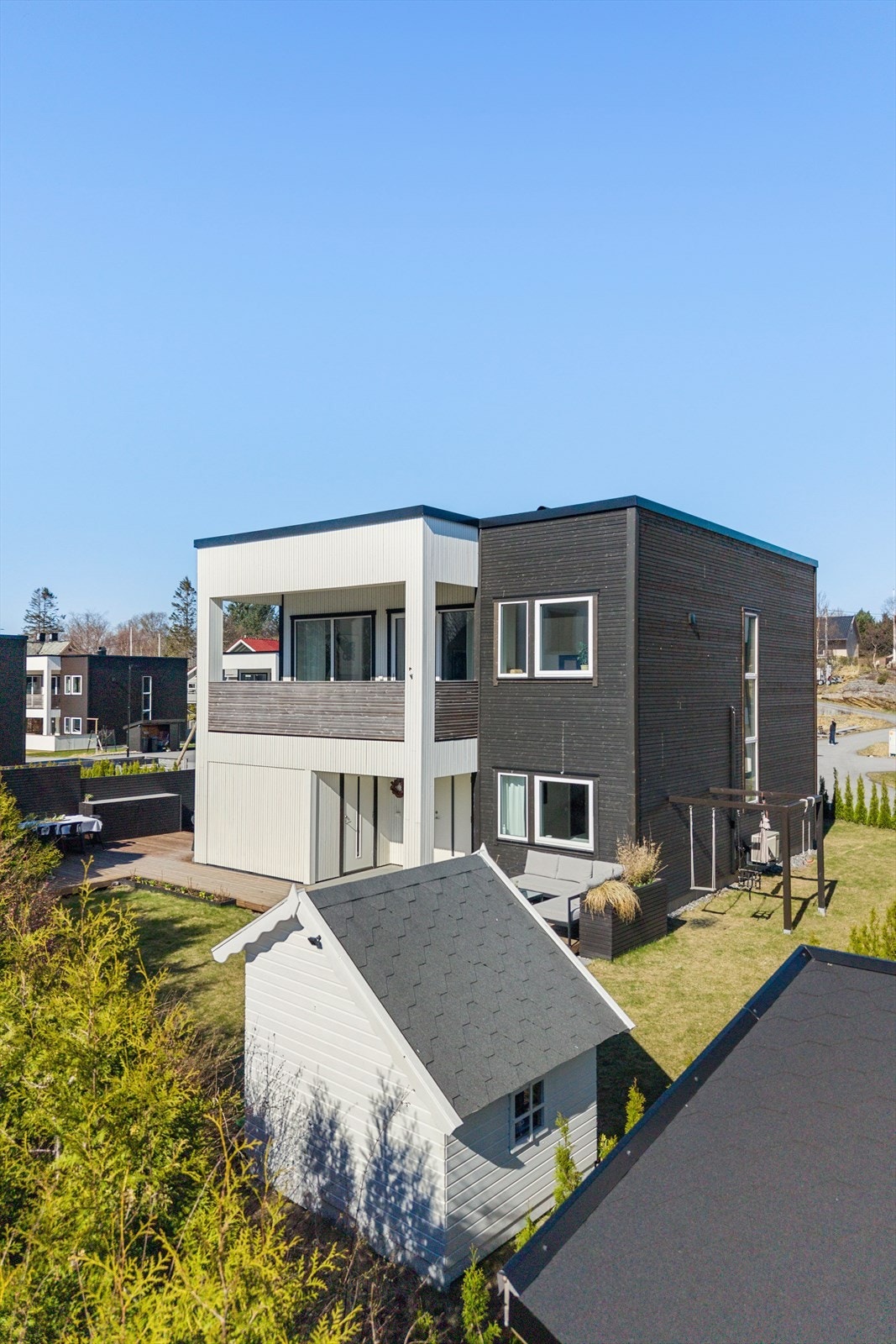 Sørvendt orientering gjør at du får solen tidlig på dag og har den til godt mot kveld - enten fra verandaen oppe eller på det fine uteområdet på bakkeplan. Galleribilde