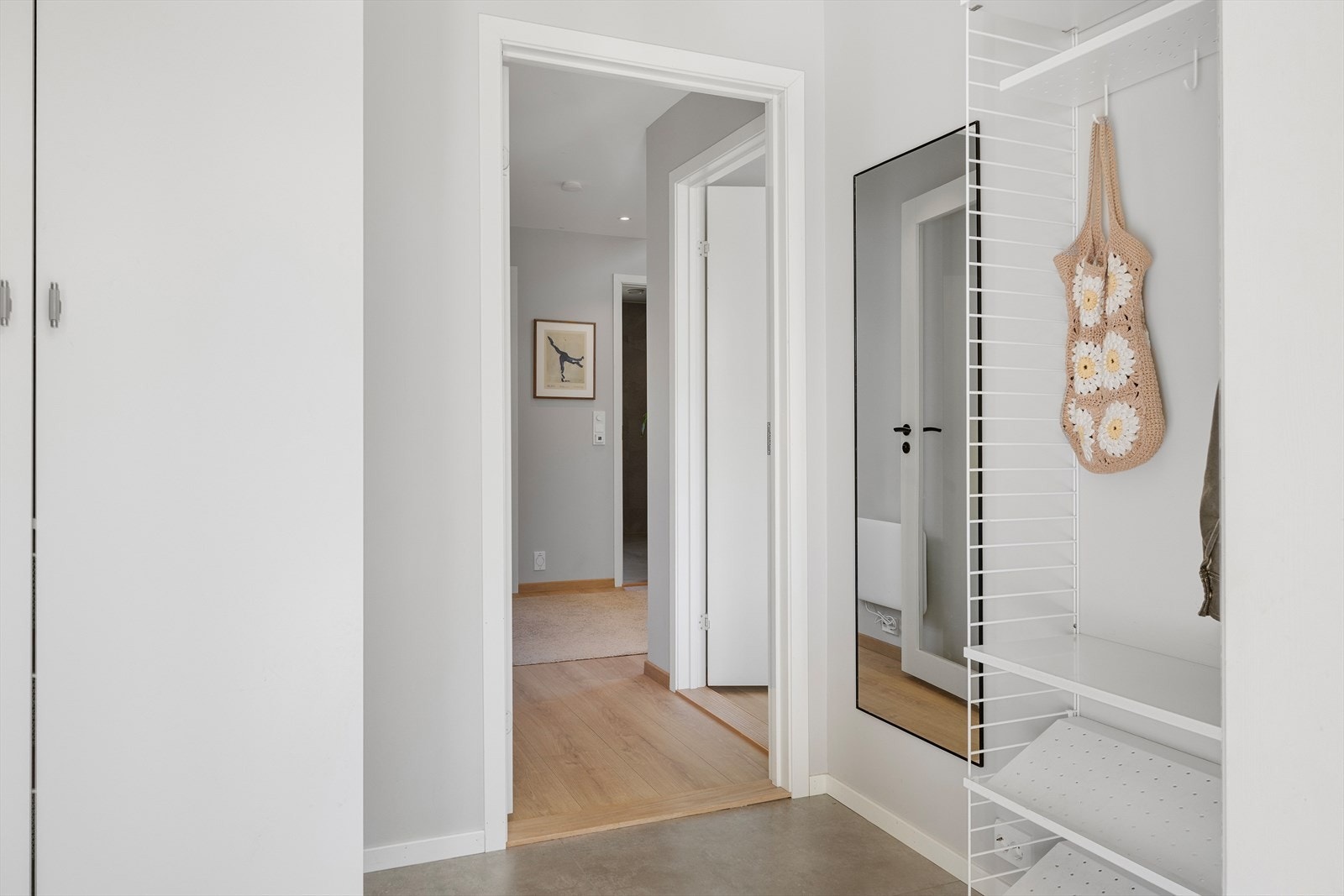 Inngangspartiet er flislagt og har oppbevaring i garderobeskap og i fine hyller. Glassdør skaper en åpen følelse. Galleribilde