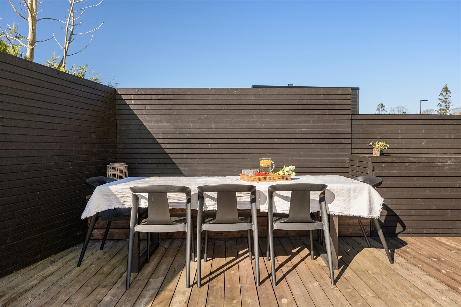 Mot sørvest er det laget til et svært appellerende uteområde med terrasse. Galleribilde