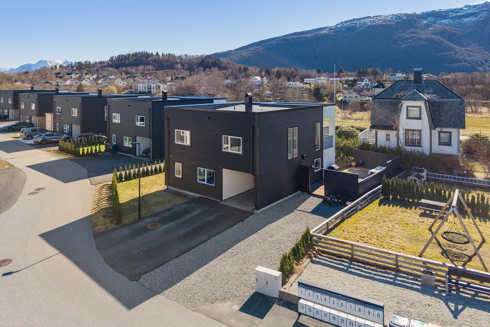 Det er tilhørende carport og ellers svært gode parkeringsmuligheter på tomten. Galleribilde