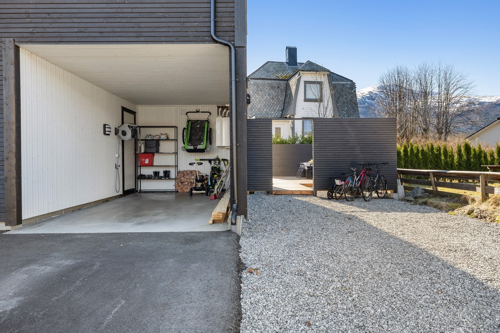 Det er gode oppbevaringsløsninger i carporten, samt at syklene har godt med plass utvendig. Galleribilde