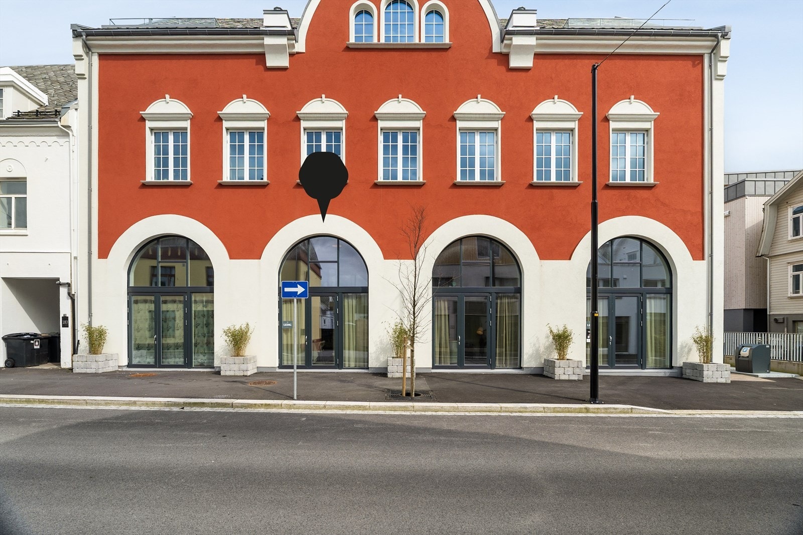 Leiligheten ligger i 1. etasje med direkte utgang til koselige Kirkegata, som i senere tid er oppgradert med ny asfalt, kantstein og trær. Galleribilde