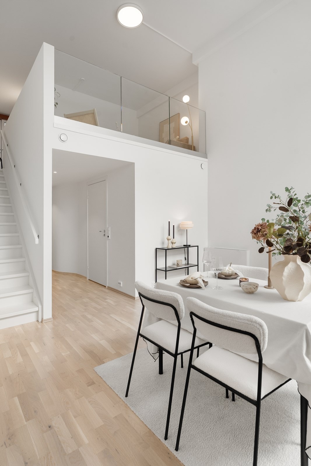 Den øvre stuen har galleri med glassrekkverk mot hovedstue/kjøkken. Galleribilde