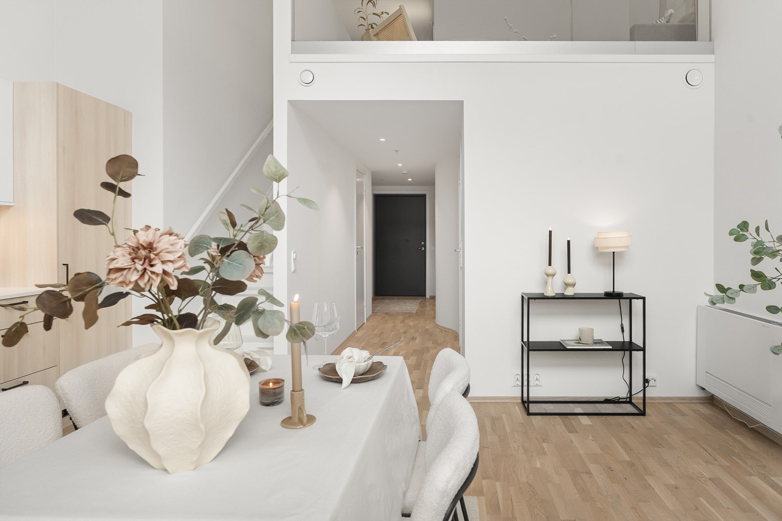Trappen i stuen binder leilighetens nedre og øvre del sammen på en elegant måte. Galleribilde