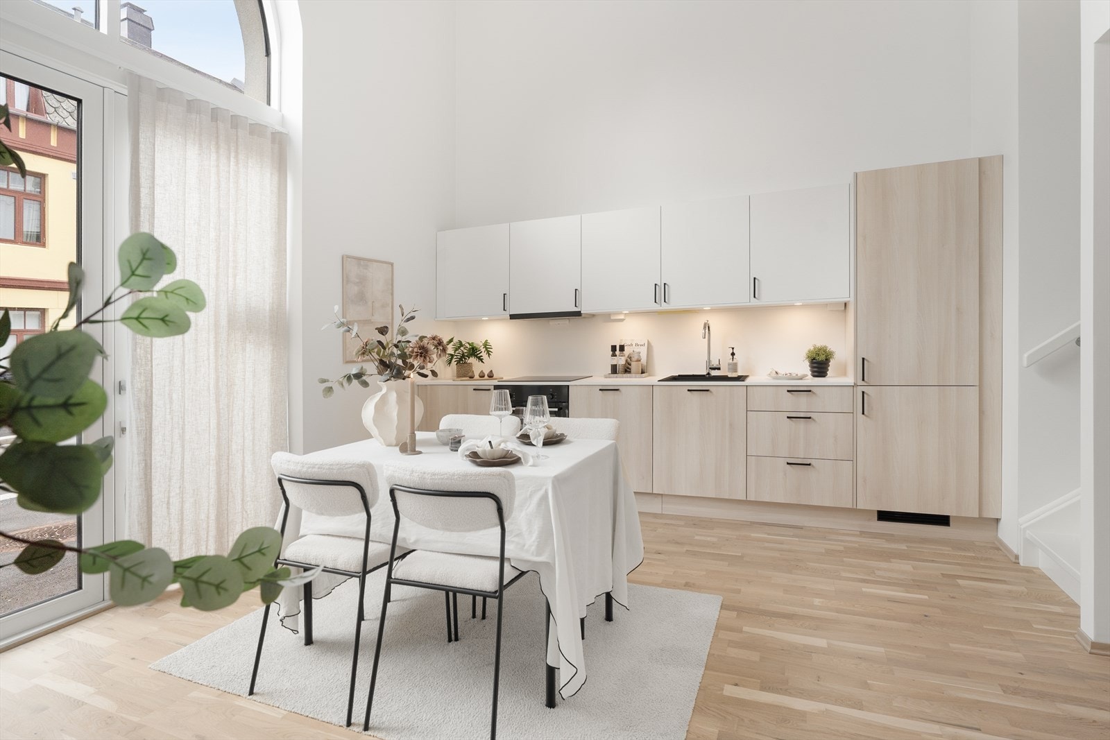 Her får du en helt ny bolig som er klar for innflytting. Hovedstuen/kjøkkenet er utrolig luftig, med et stilrent kjøkken fra Strai m/integrerte hvitevarer. Galleribilde