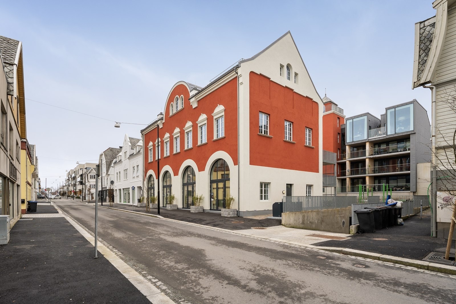 Fra leiligheten har man behagelig nærhet til sentrumskjernen med de fleste fasiliteter, kultur og yrende folkeliv. Galleribilde