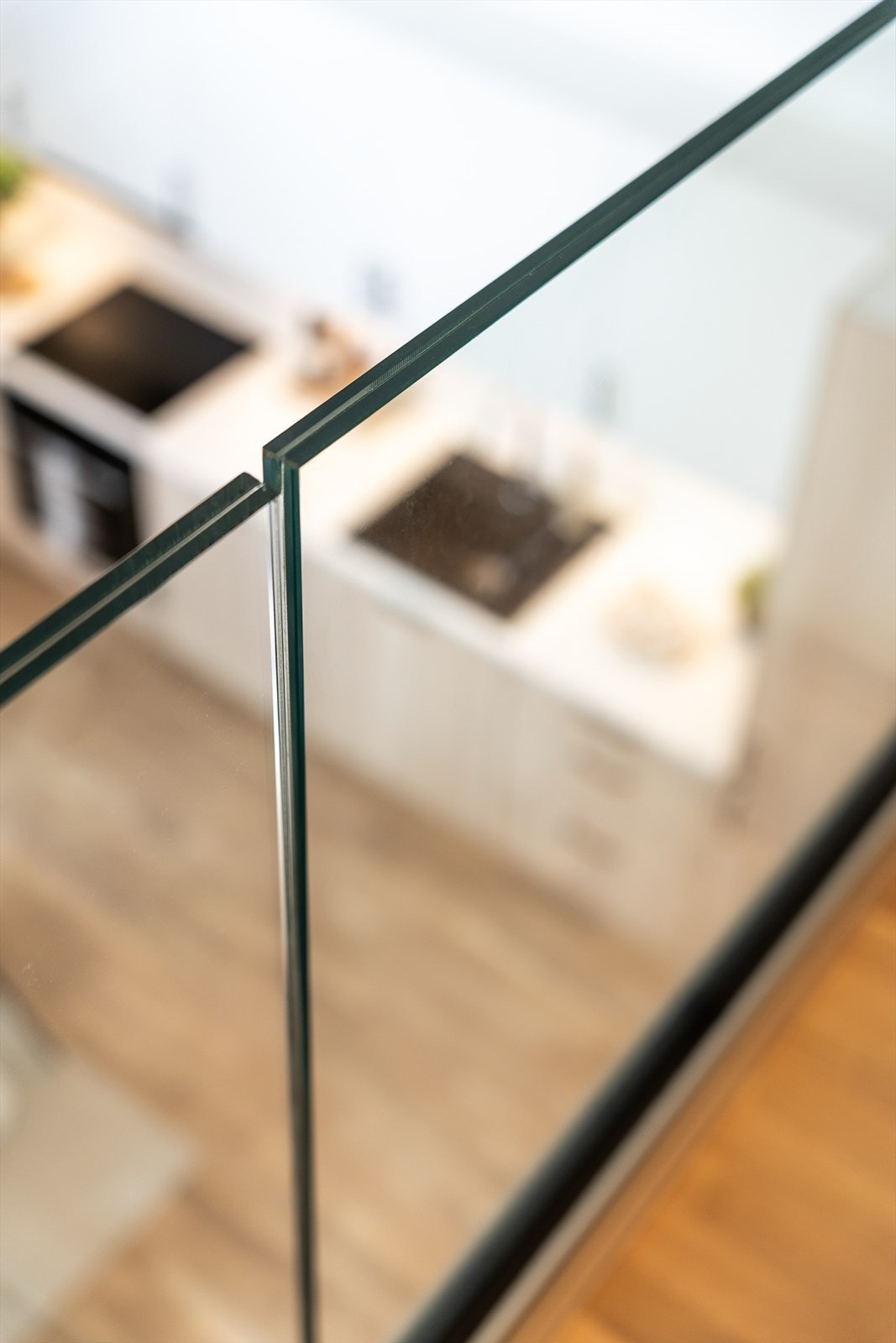 Galleri med glassrekkverk. Galleribilde