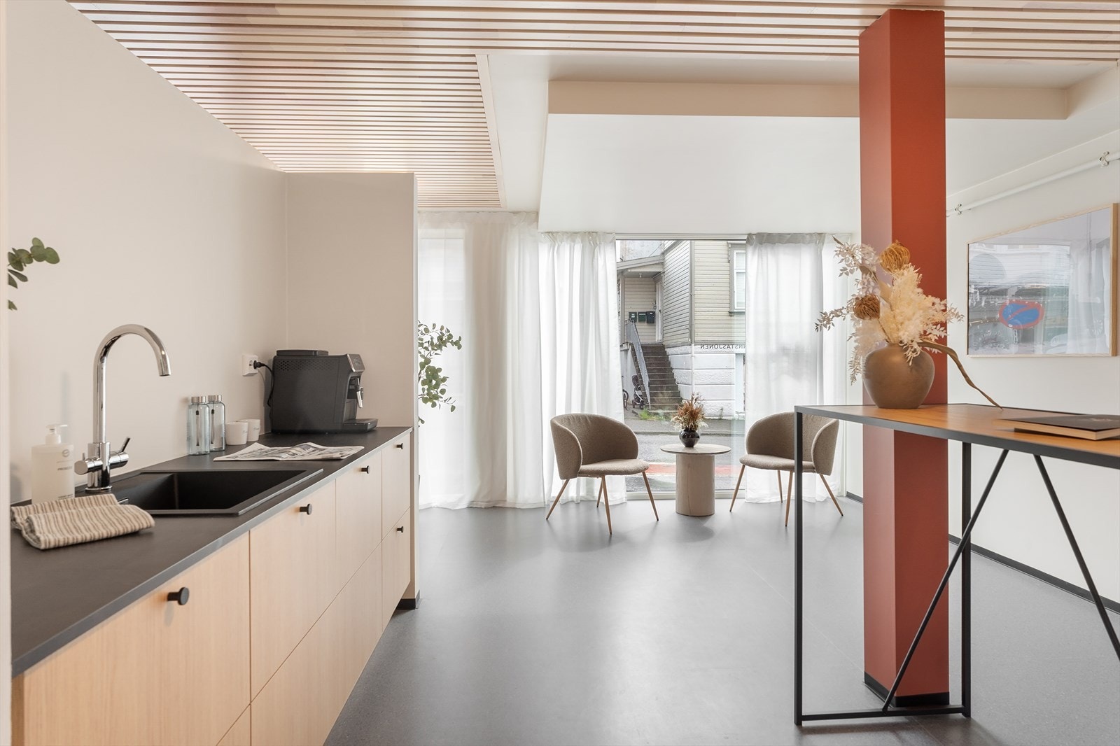 Fellesareal med kjøkken og kaffemaskin skaper et sosialt rom for beboerne.. Galleribilde