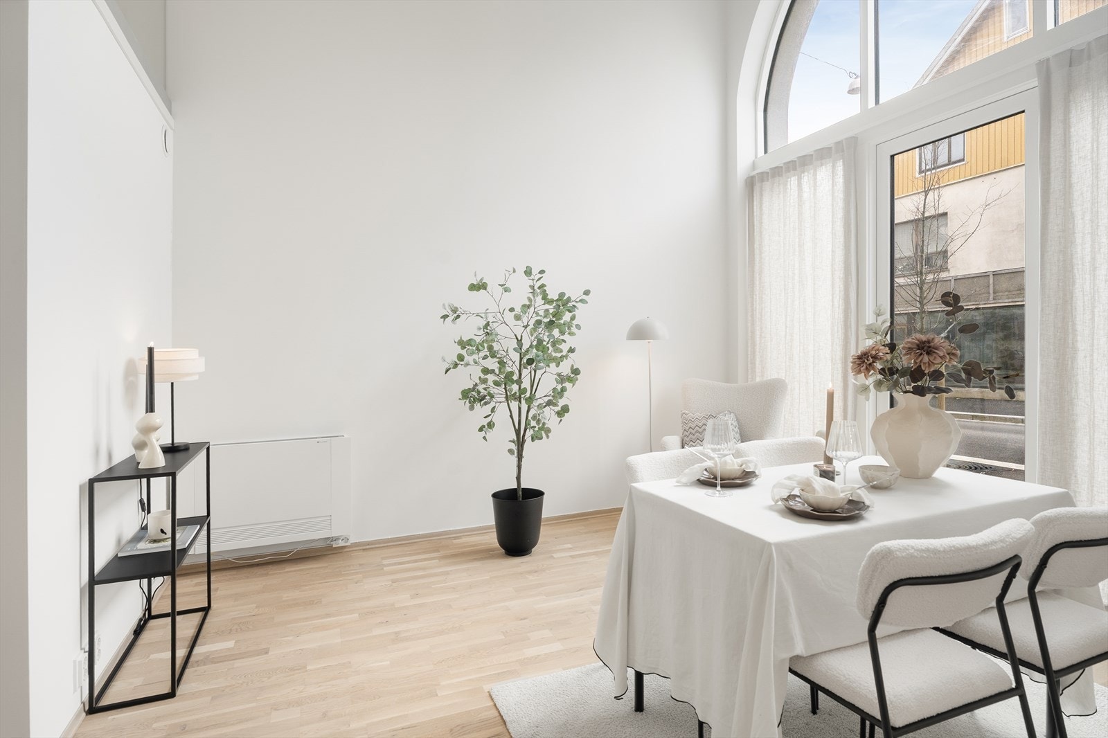 De store vindusflatene gir godt med naturlig lys. Den dekorative bueformen gir leiligheten et flott særpreg! Fra stuen har du direkte utgang til den koselige gaten. Galleribilde
