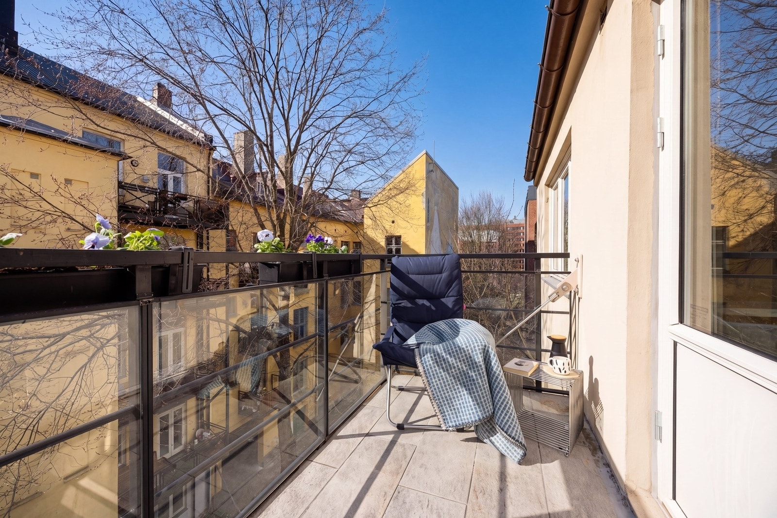 Sydvestvendt balkong på 4,2 m² med optimale solforhold. (Sollyset er AI redigert) Galleribilde