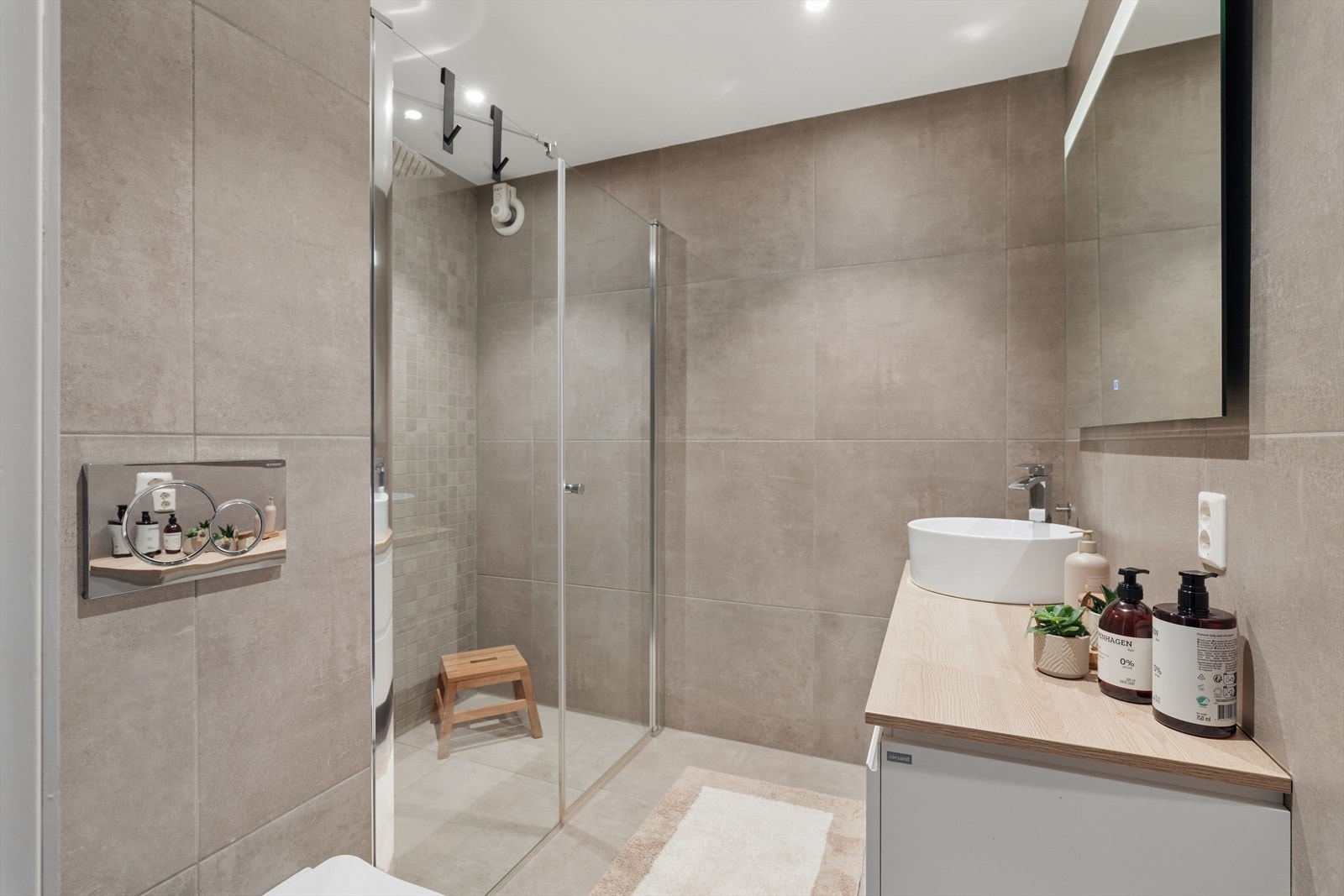 Badet ble oppgradert i 2019 med fliser, elektriske varmekabler og vegghengt toalett. Galleribilde