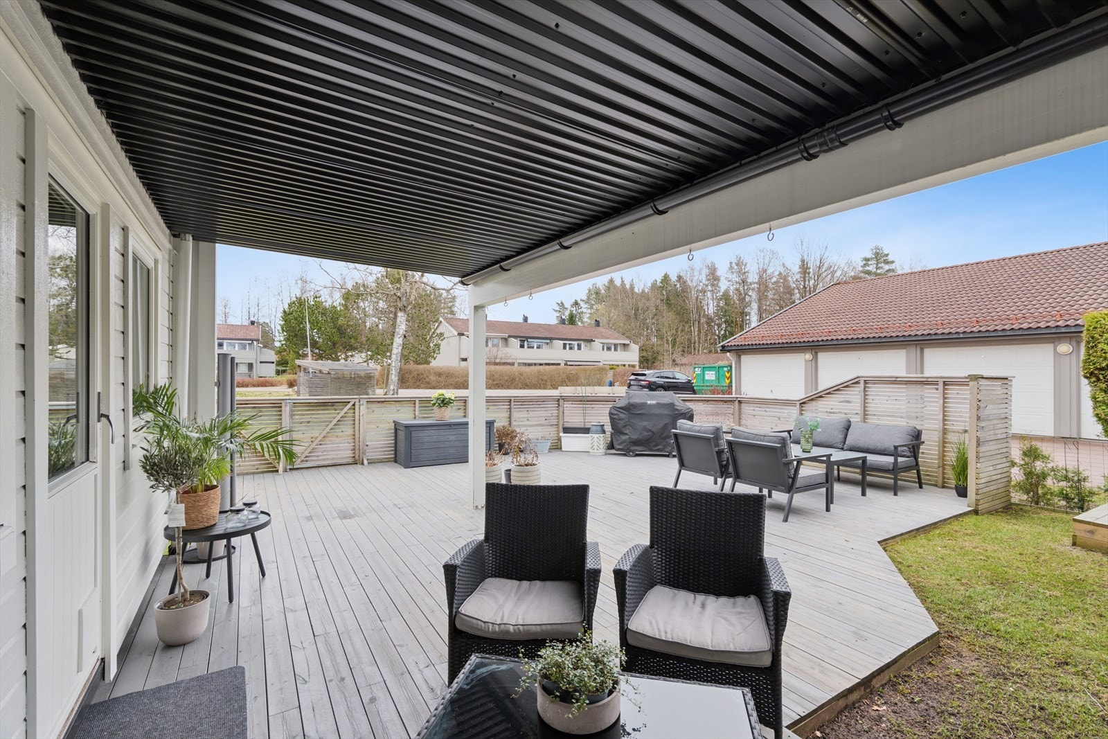 Enderekkehus med en stor markterrasse på 43 m², beliggende i et attraktivt og barnevennlig område. Galleribilde