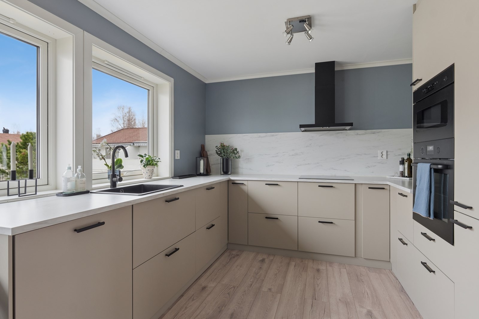 Kjøkkenet har en funksjonell utforming med kjøkkenventilator som har avtrekk ut. Galleribilde