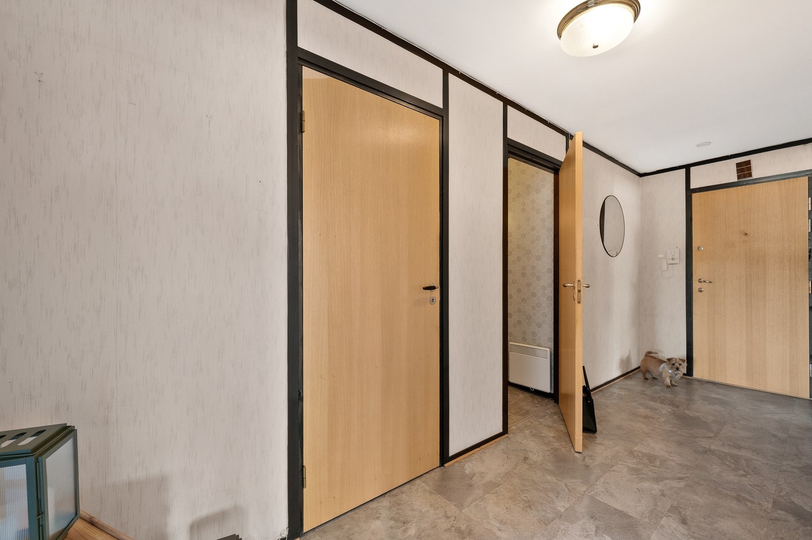 Entréen har plass til etablering av garderobeløsning for yttertøy og sko, og suppleres av praktisk innvendig bod som gir verdifull ekstra oppbevaringsplass Galleribilde