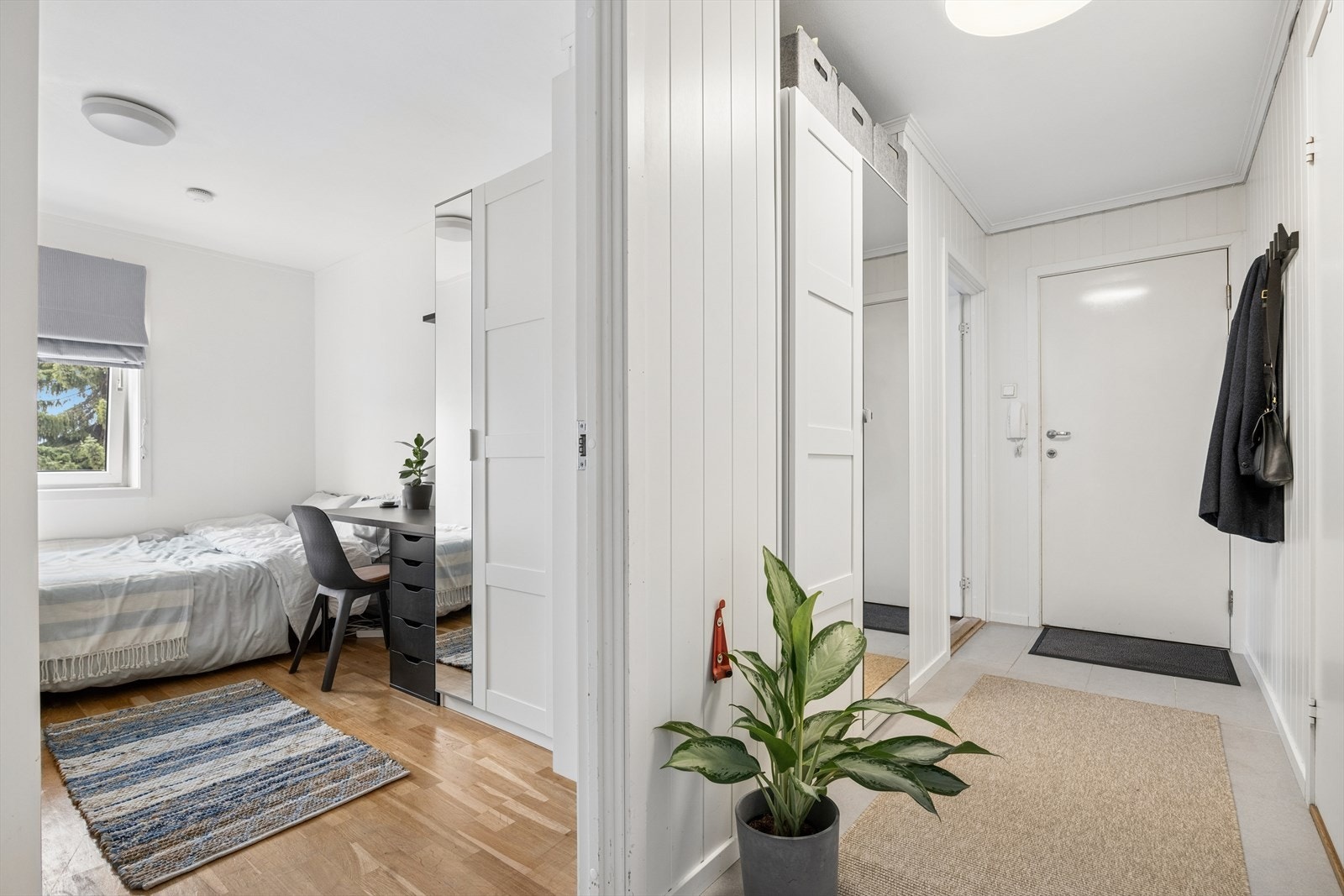 Velkommen inn! Lys entré med plass for gode garderobe- og opphengsløsninger. Galleribilde