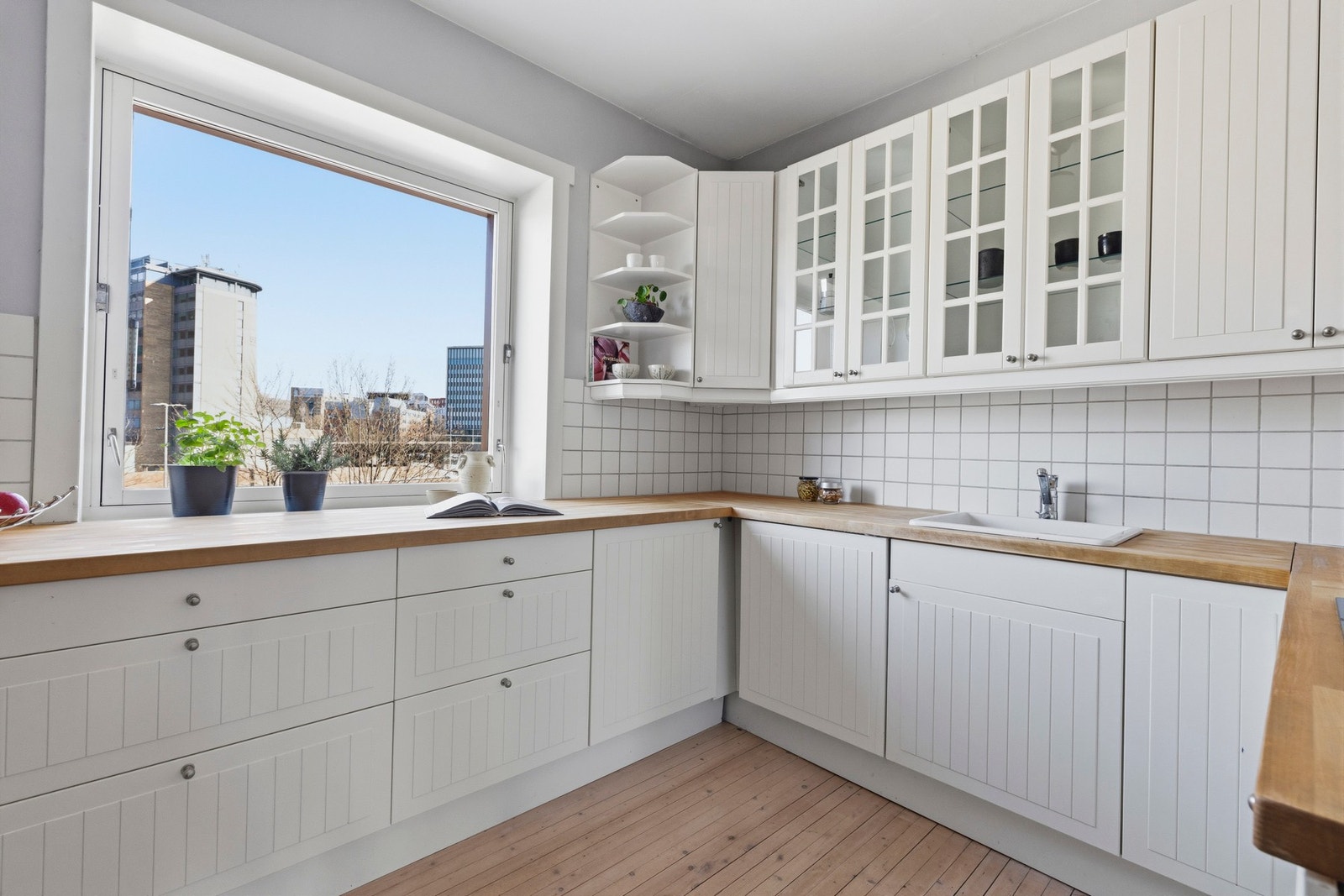 Separat og pent kjøkken med stort vindu som slipper inn godt med lys. Galleribilde