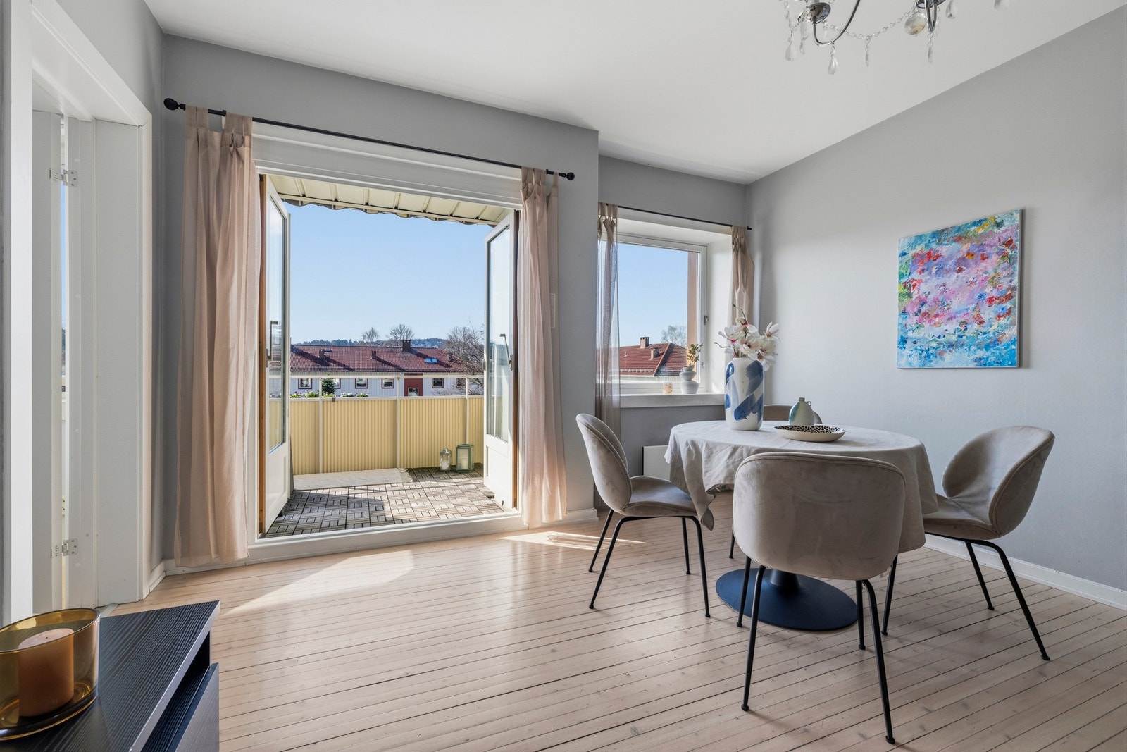 Svært romslig stue med god plass til ønsket møblement. Galleribilde