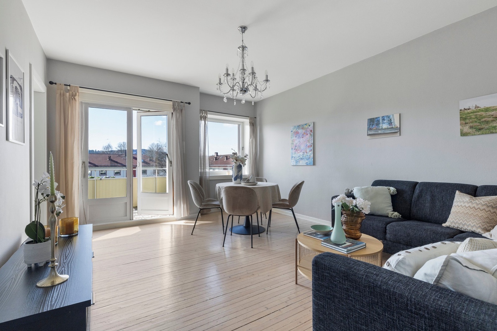 Fra stuen er det utgang til den flotte balkongen. Galleribilde