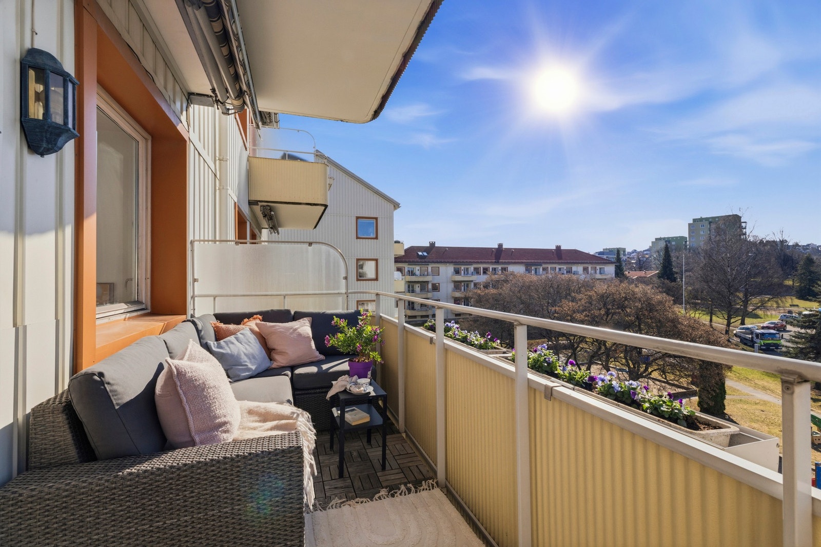 Balkongen har god plass til både sittegruppe og grill, og gir deg en privat og luftig uteplass med hyggelig utsyn. Perfekt for både avslapning og sosiale sammenkomster. Galleribilde