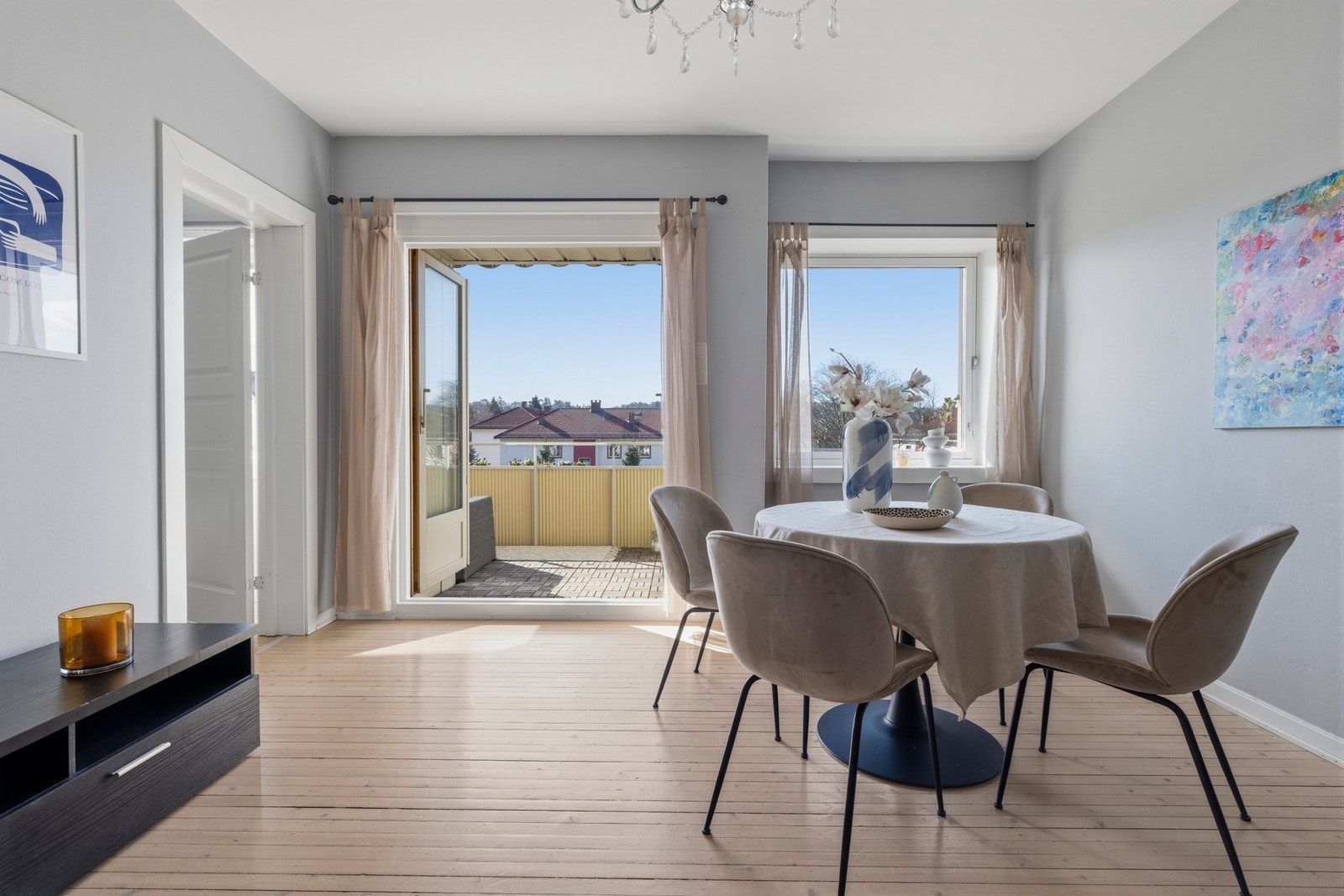 Store vinduer som slipper inn rikelig med naturlig lys. Galleribilde