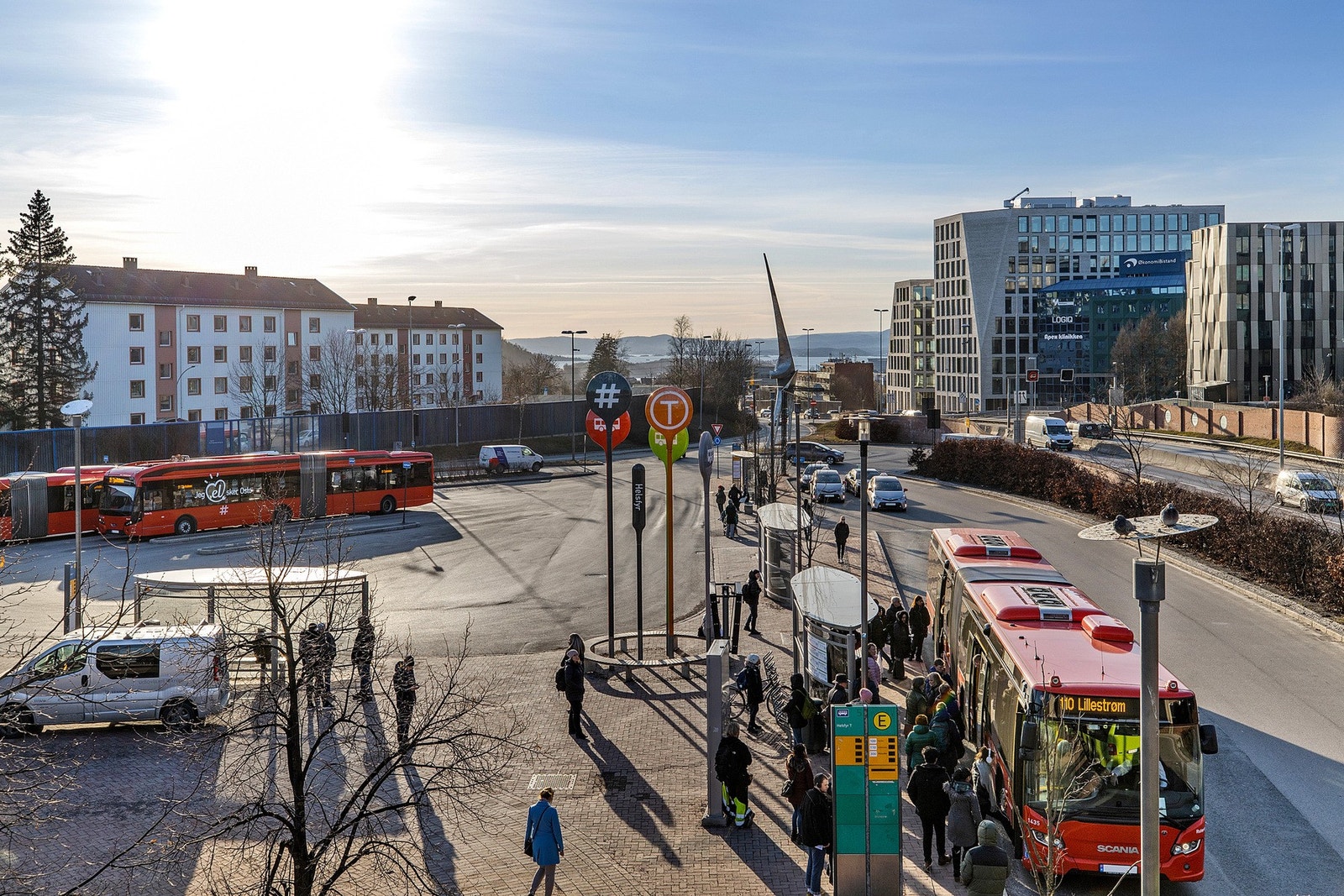 Helsfyr bussholdeplass er et knutepunkt dersom man skal inn til Sentrum eller Gardermoen. Galleribilde