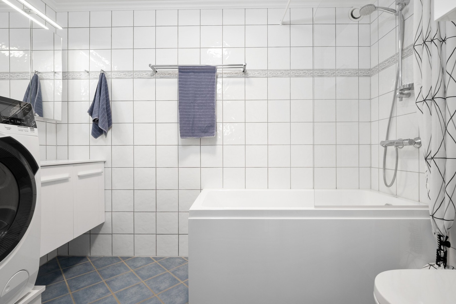 Badet er fra 2003 og har en praktisk planløsning. Rommet er innredet med flislagte vegger, støpt og flislagt gulv med varmekabler Galleribilde