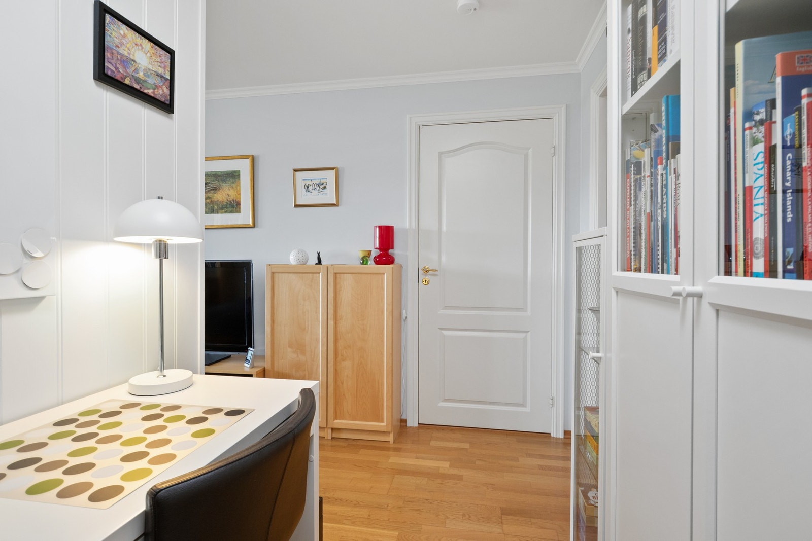 Leiligheten har en funksjonell entré med adkomst til boligens øvrige rom. Her er det plass til oppbevaring av yttertøy og sko, og rommet gir et godt førsteinntrykk av boligen. Galleribilde