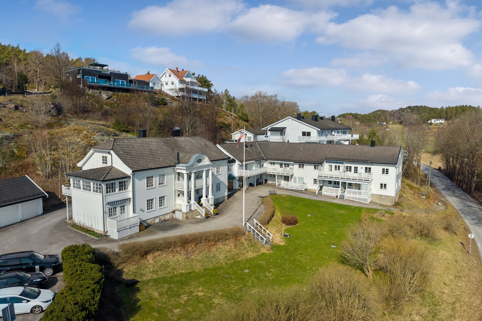Sjarmerende leilighet i grønne omgivelser - Balkong - Garasjeplass - Nærhet til sjø og gode turmuligheter! Galleribilde