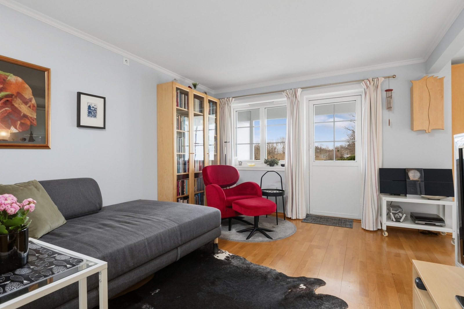 Lys og delikat stue med utgang til romslig veranda Galleribilde