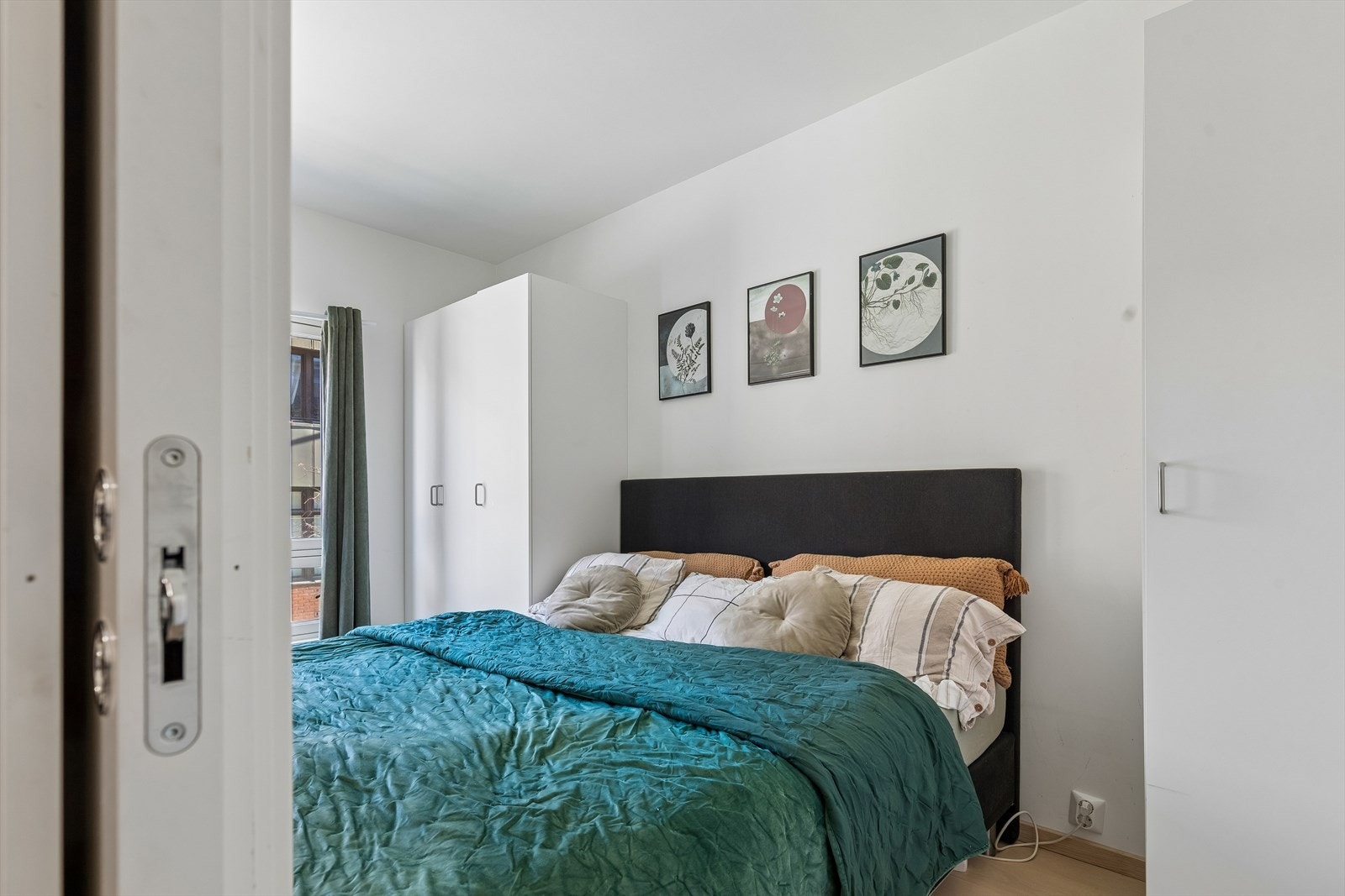 Soverom med plass til stor dobbeltseng og med to garderobeskap. Galleribilde