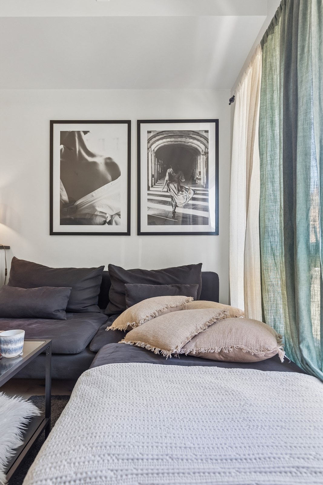 Det er slette malte vegger og tak, og listefritt rundt vinduer. Galleribilde