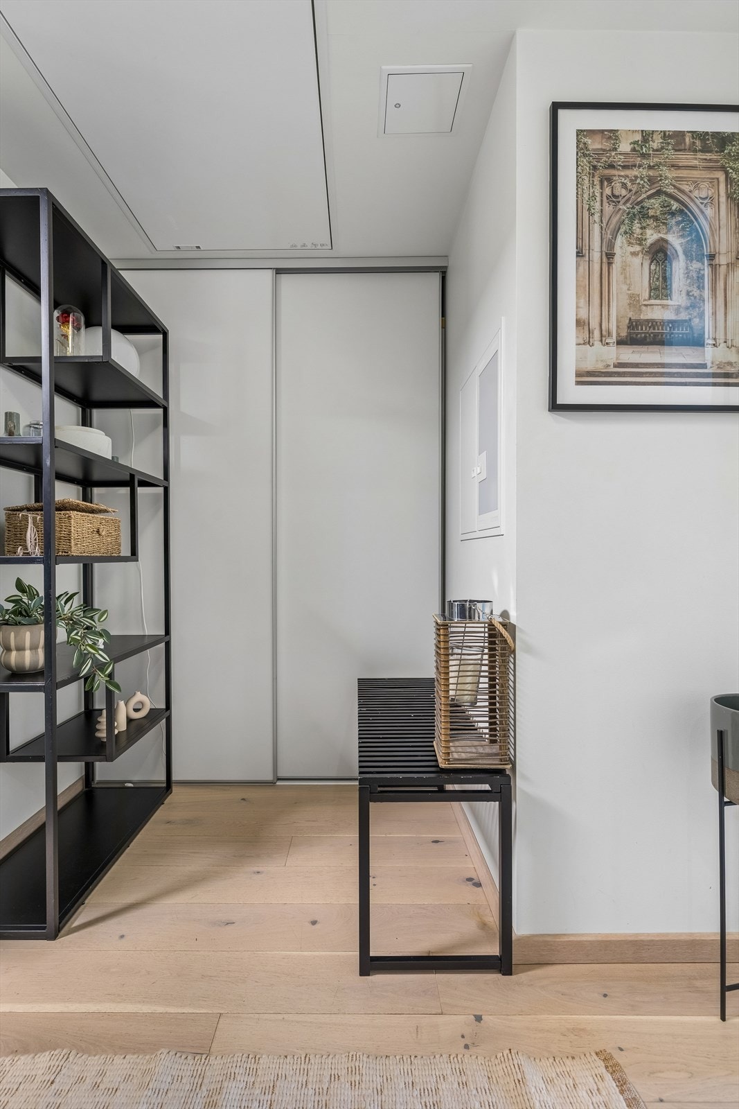 Romslig entré med skyvedørsgarderobe til klær og sko. Galleribilde