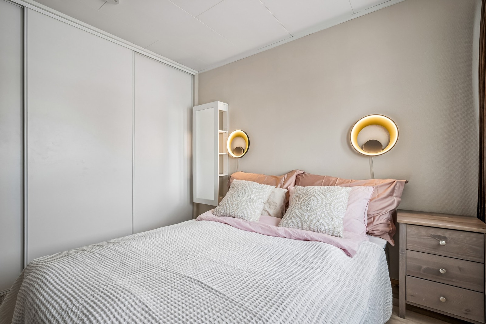 På dette soverommet er det en praktisk skyvedørsgarderobe Galleribilde