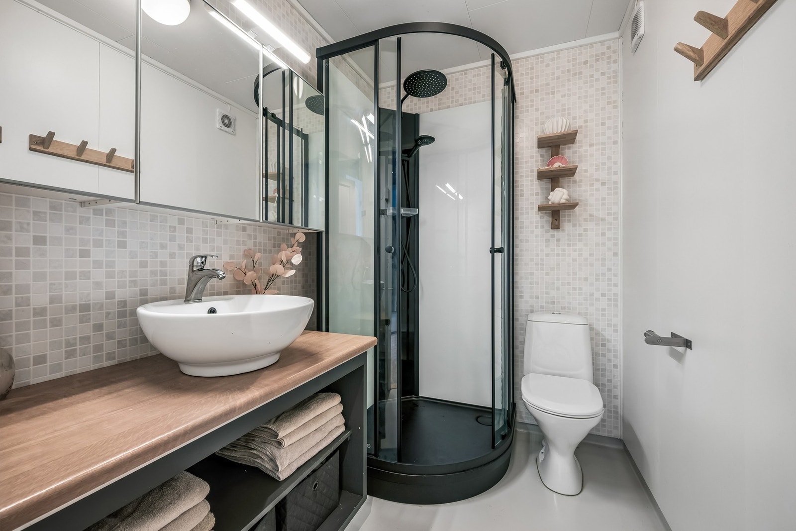 Badet har dusjkabinett fra 2025 Galleribilde