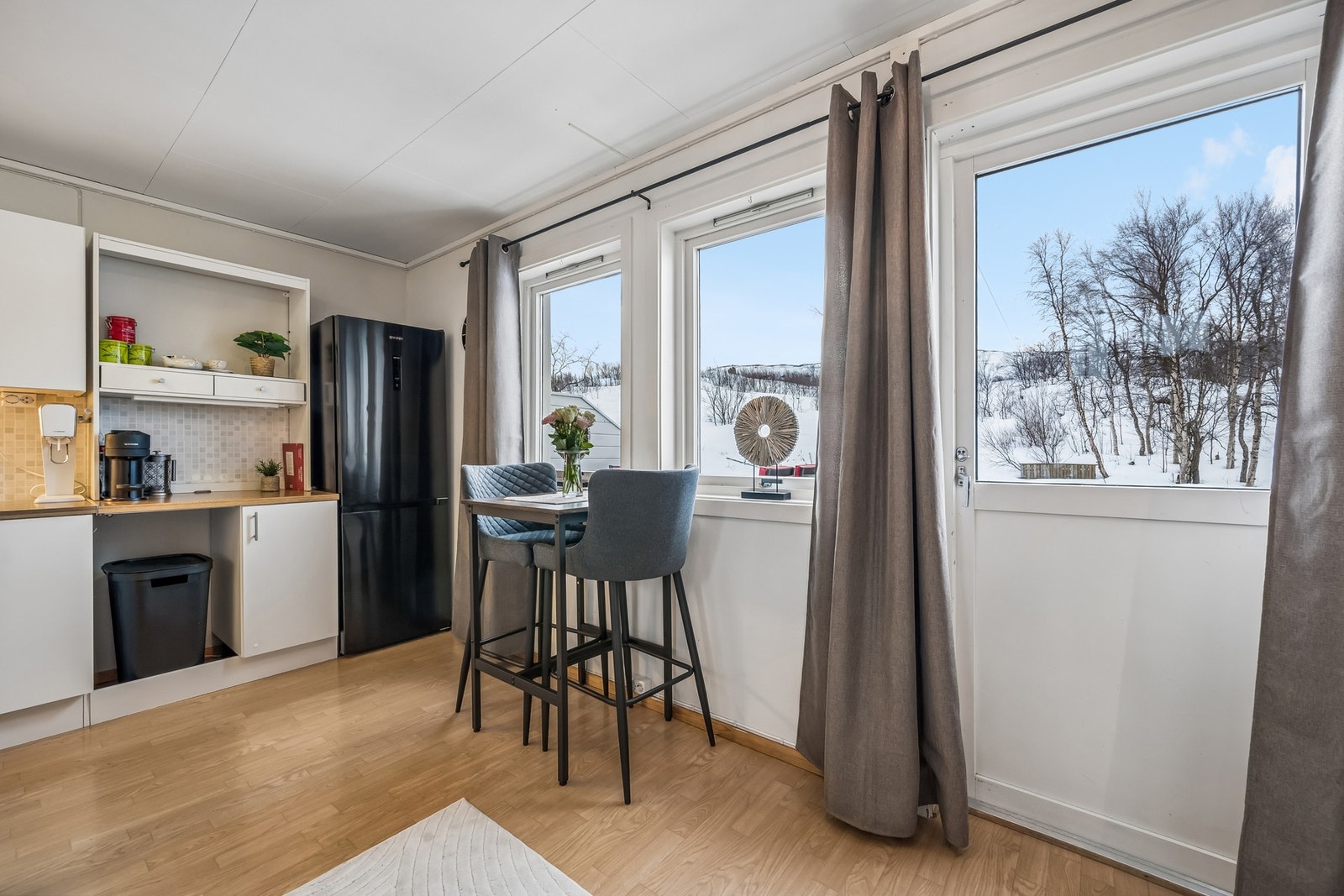Fra 2.etg. er det utgang til meget solrik og skjermet terrasse og bakhage Galleribilde