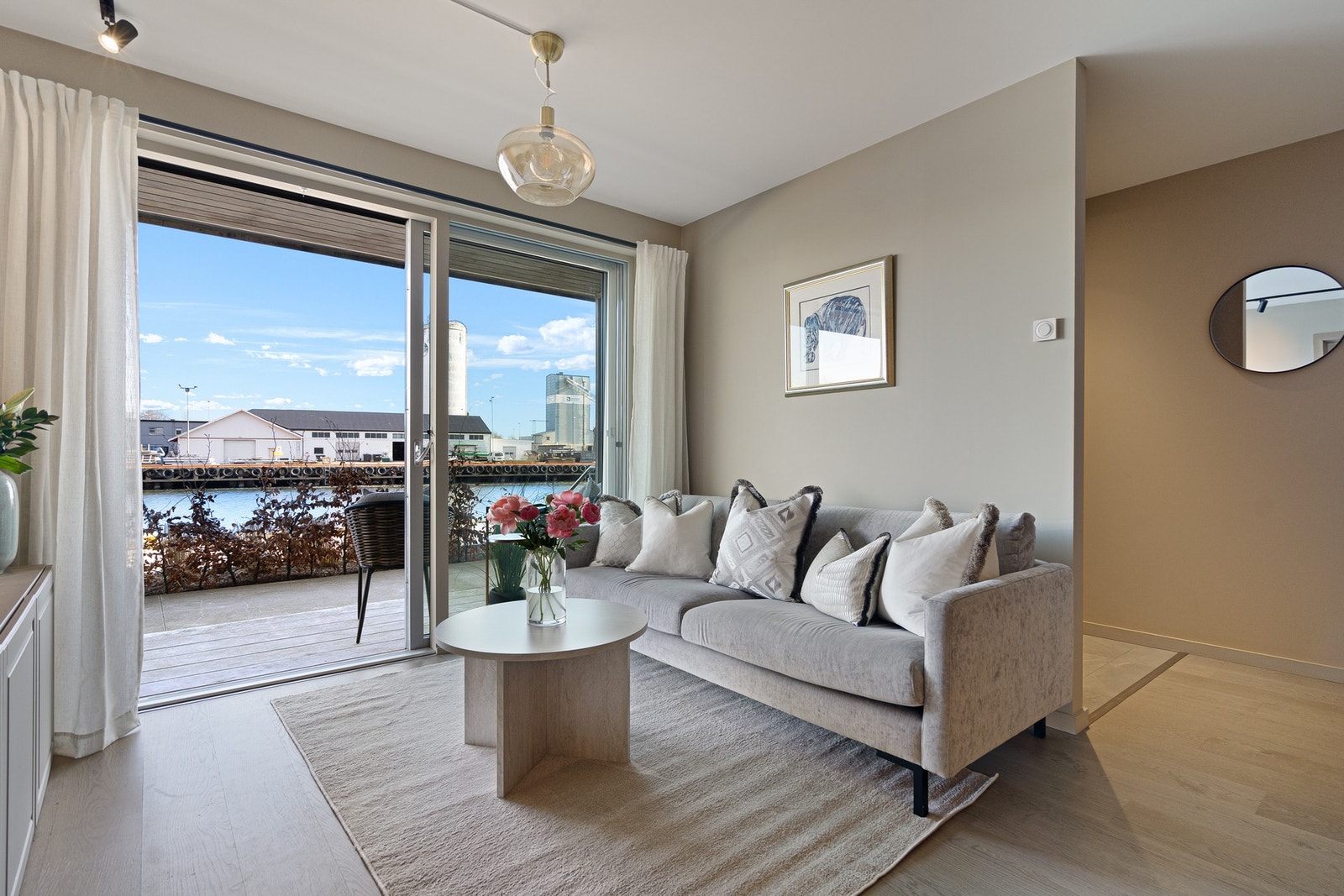 Fra stuen er det skyvedør ut til en privat, delvis overbygget terrasse Galleribilde