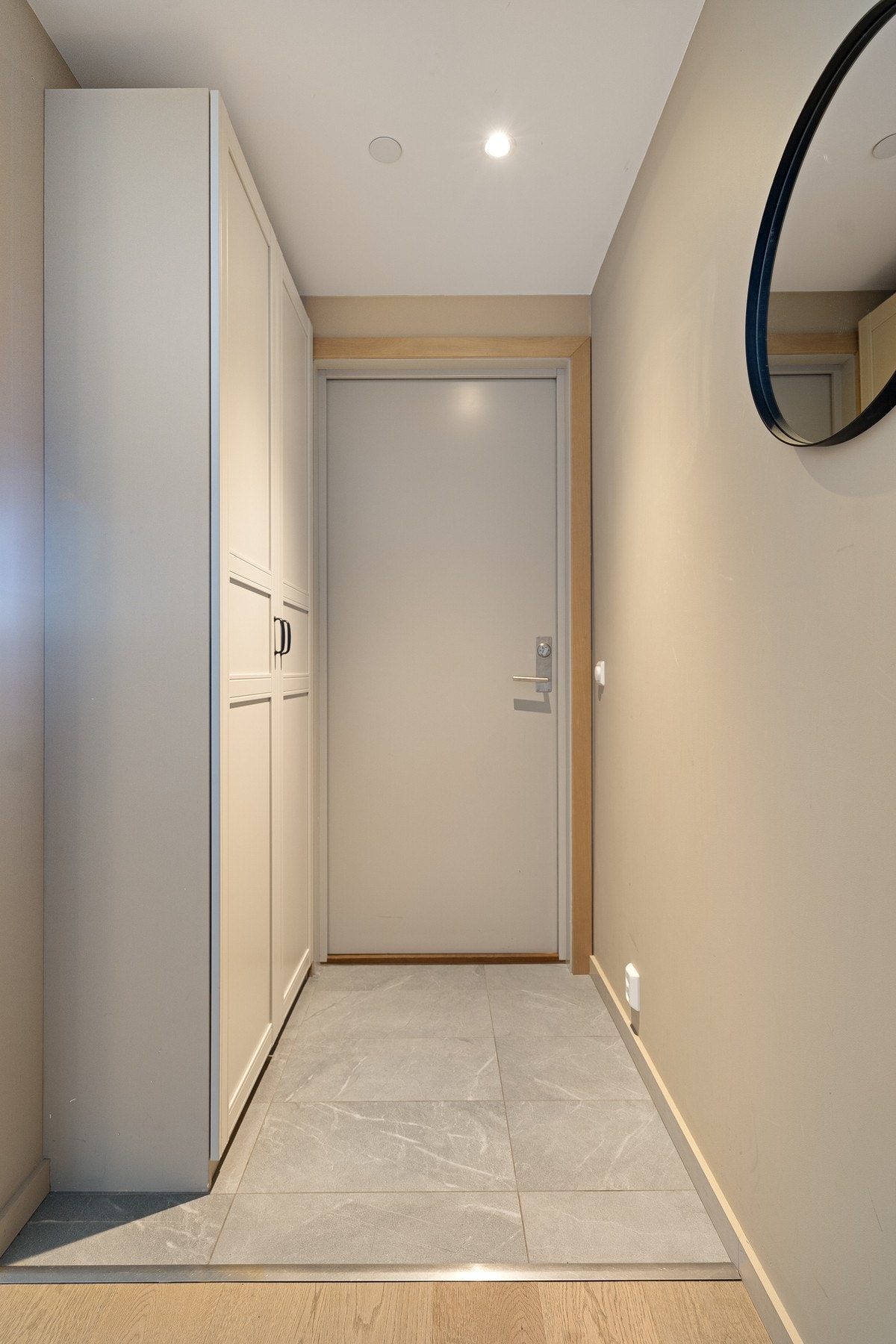 Entrèen er flislagt og det er praktisk garderobe Galleribilde