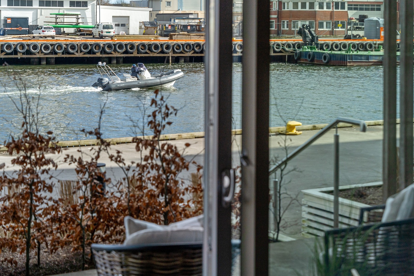 Fra stuen nytes flott utsikt mot sjøen og innseilingen, med livelig båtliv Galleribilde