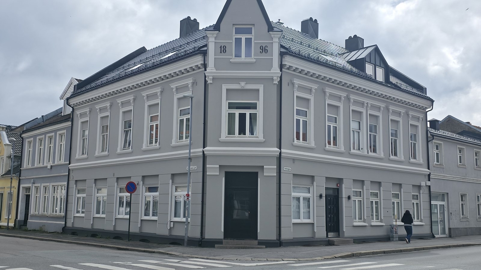 Leiligheten ligger i dette flotte bygget i Kronprinsens gate/Tollbodgata Galleribilde