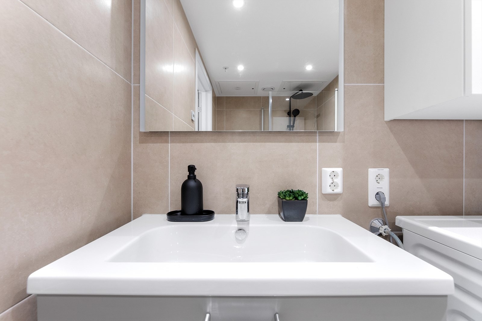 Detaljer fra badet. Sluket er i plast med synlig membran. Galleribilde