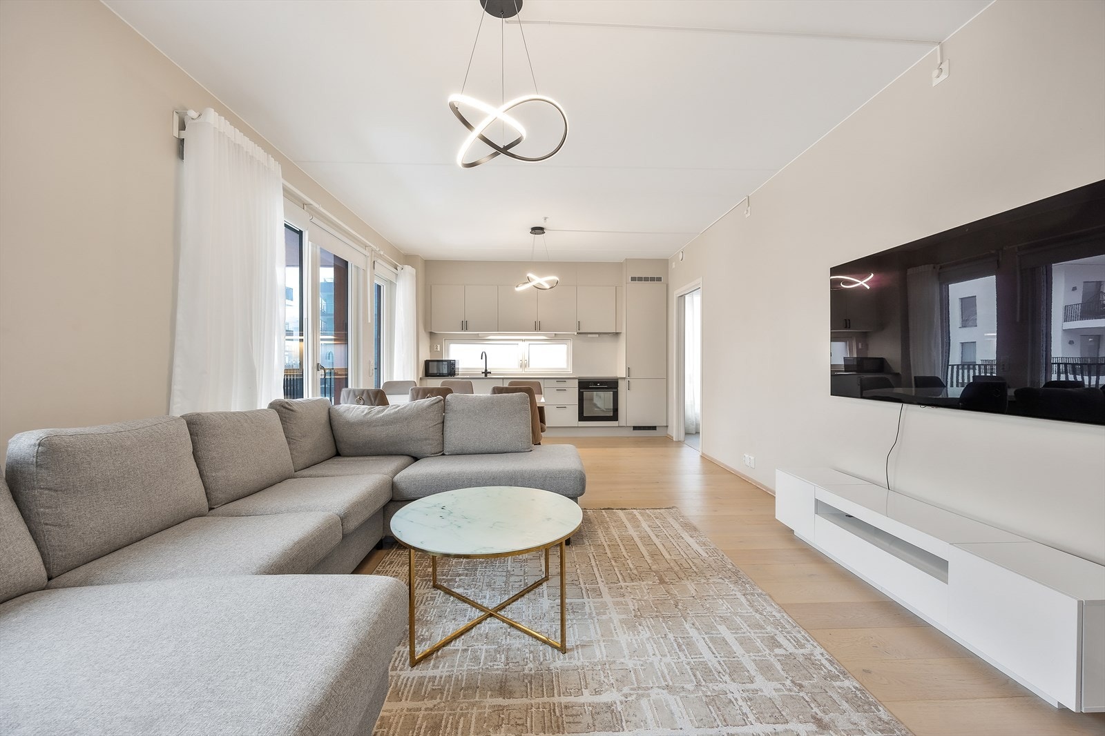 Gjennomgående parkett på gulv og malte, slette vegger gir et helhetlig og moderne uttrykk. Galleribilde