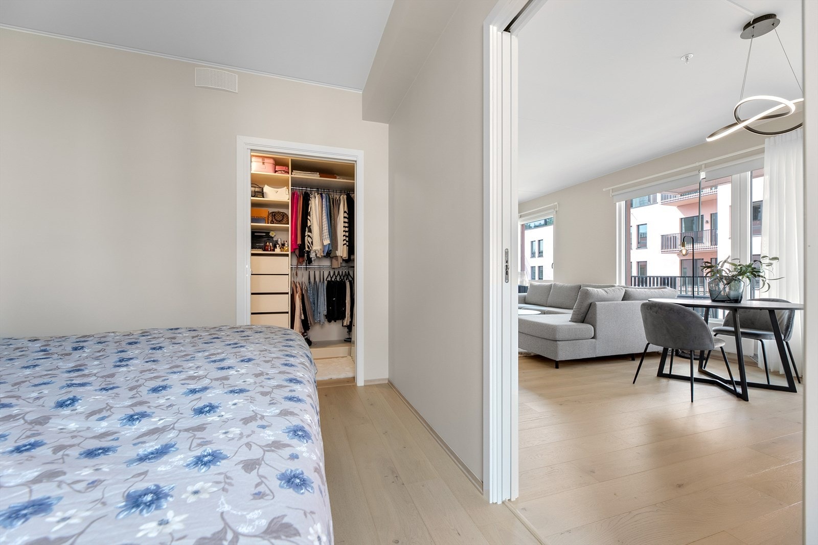 Direkte adkomst fra hovedsoverommet til et praktisk walk-in closet. Galleribilde