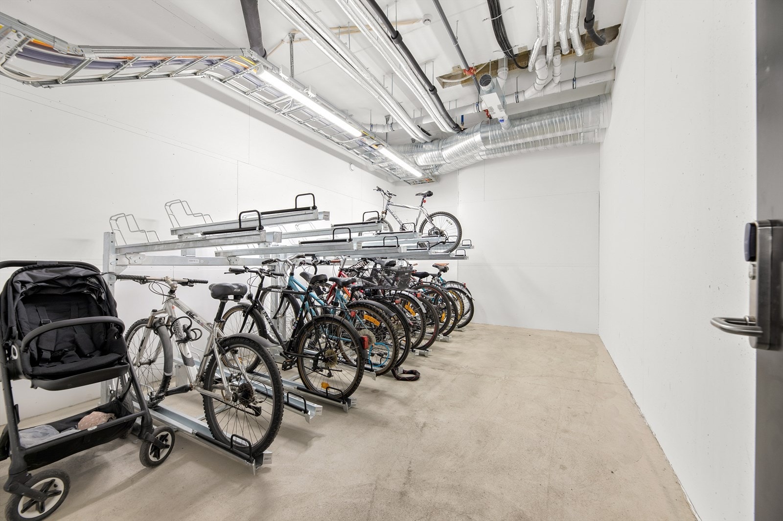 Sikker og praktisk sykkelparkering i fellesareal i kjelleren. Galleribilde