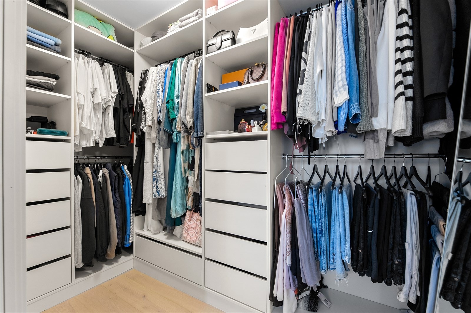 Walk-in closet med smart innredning som gir rikelig med oppbevaringsplass. Galleribilde