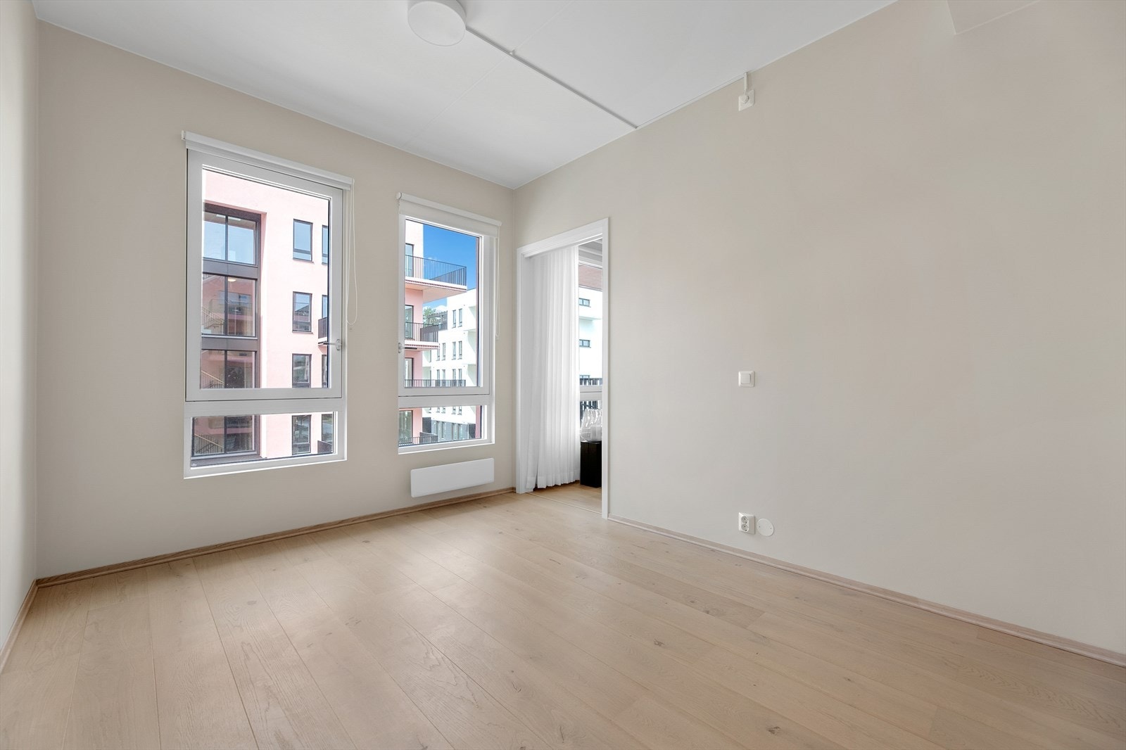 Leilighetens andre soverom er lyst og romslig, med plass til seng og skrivepult. Galleribilde
