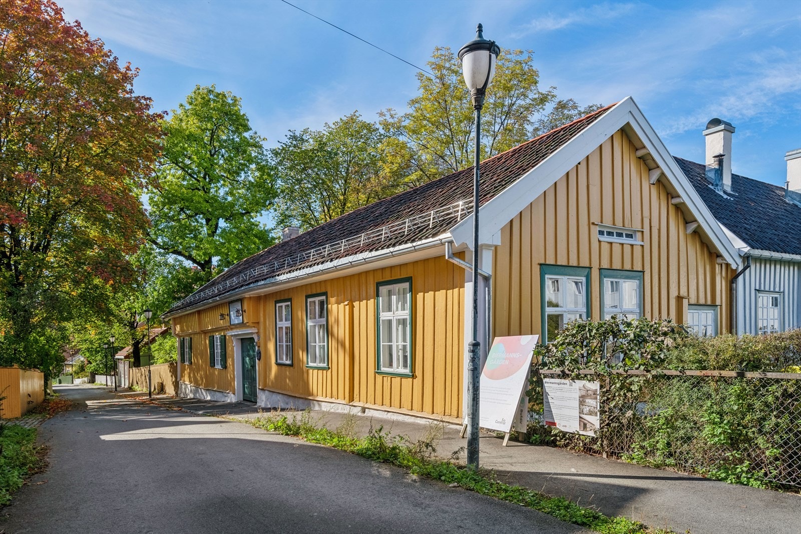 Biermannsgården ligger i nærheten. Huset rommet Sagenes første skole tidlig på 1800-tallet. Galleribilde