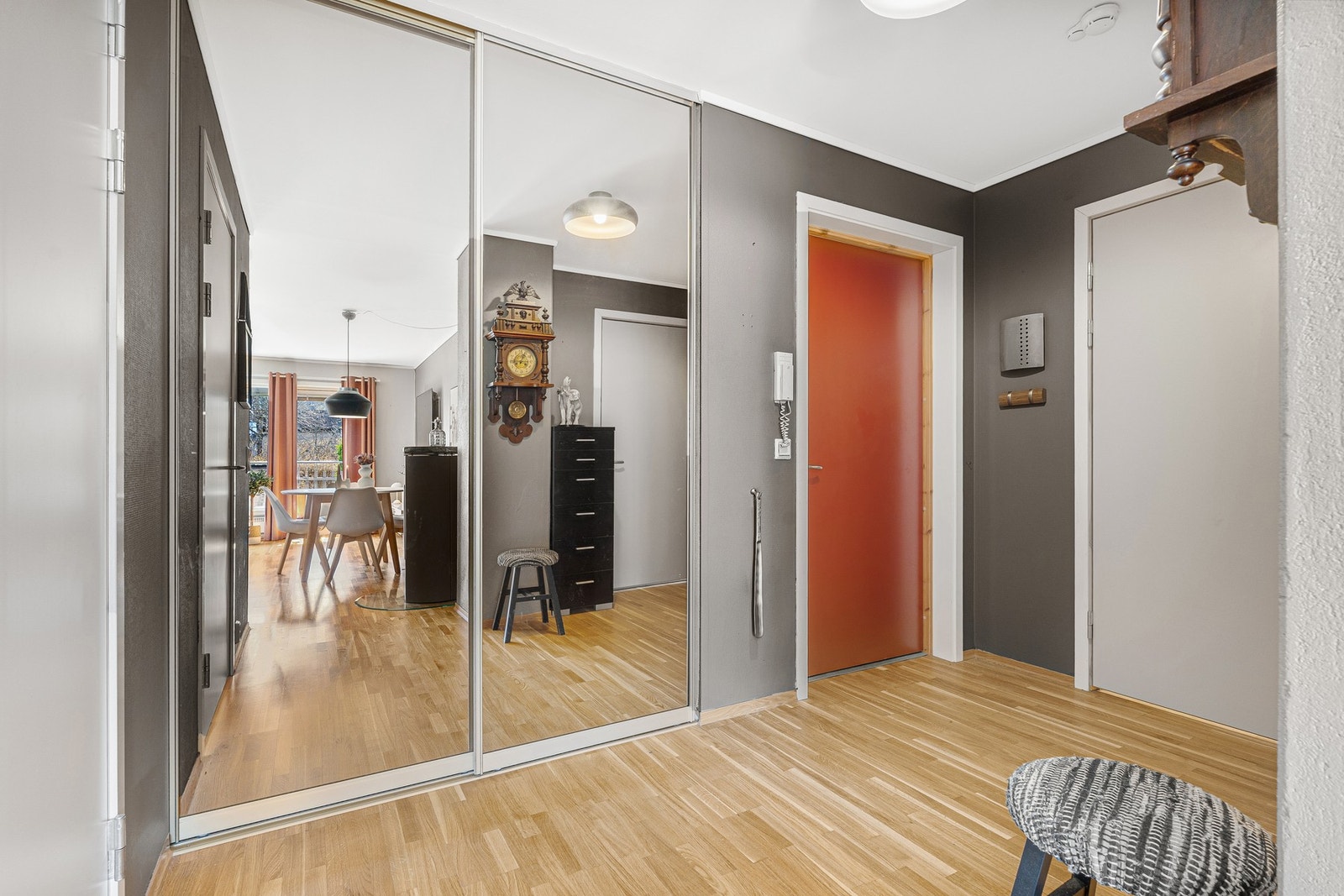 Inngangsparti med praktisk skyvedørsgarderobe for oppbevaring av yttertøy og sko. Galleribilde