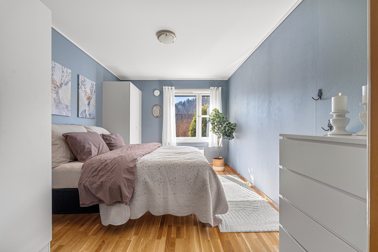 Soverom med plass til både garderobeskap, kommode og interiør. Galleribilde